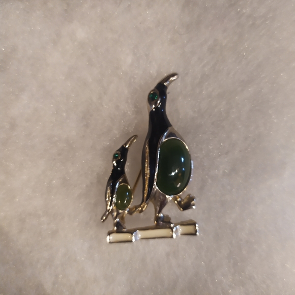 Darling Penguin Brooch - Picture 2 of 3